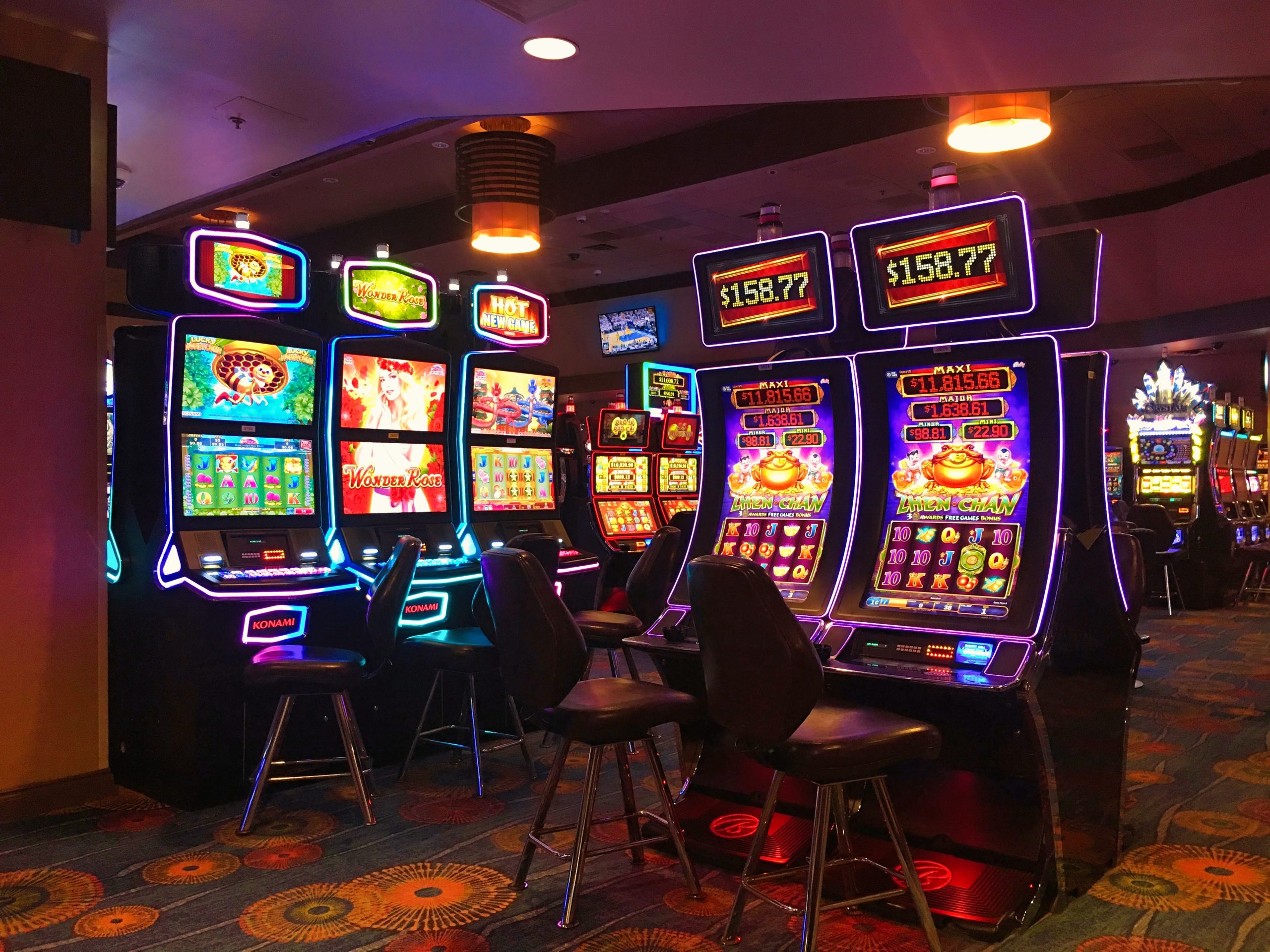 The Advantages of Playing at an Online Casino Versus a Physical Casino